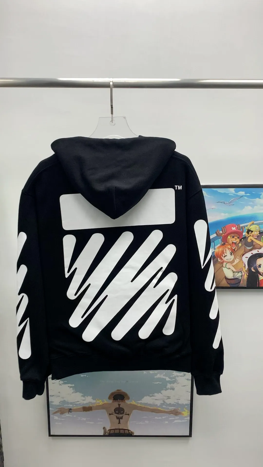 Real shot video on the back——【New】Top tested version OFF-WHITE OW black and white graffiti brush wavy pattern zebra crossing ECG men's and women's loose T-shirt unisex hoodie sweatshirt After the ECG series, the tiger stripe pattern appears again. This may be another simple and luxurious new model after the merger with LV. Awesome black and white color scheme, new artistic derivation of signature elements, and simple fashion style is remarkable. Small dropped shoulders, slightly wide style, suitable for both men and women.  Imported glue technology, extremely strong. 21 brand new washable collar label tags, customized one to one. The fabric is 480g double-ply double-yarn terry fabric, which is full of drape and smooth to the touch. A must-have for fall and winter!  Color: Black Size: XS-L P:390